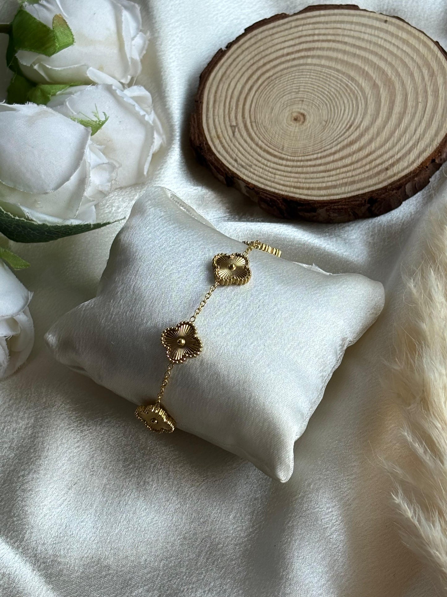 Anti tarnish gold plated black white and gold colour clove bracelet