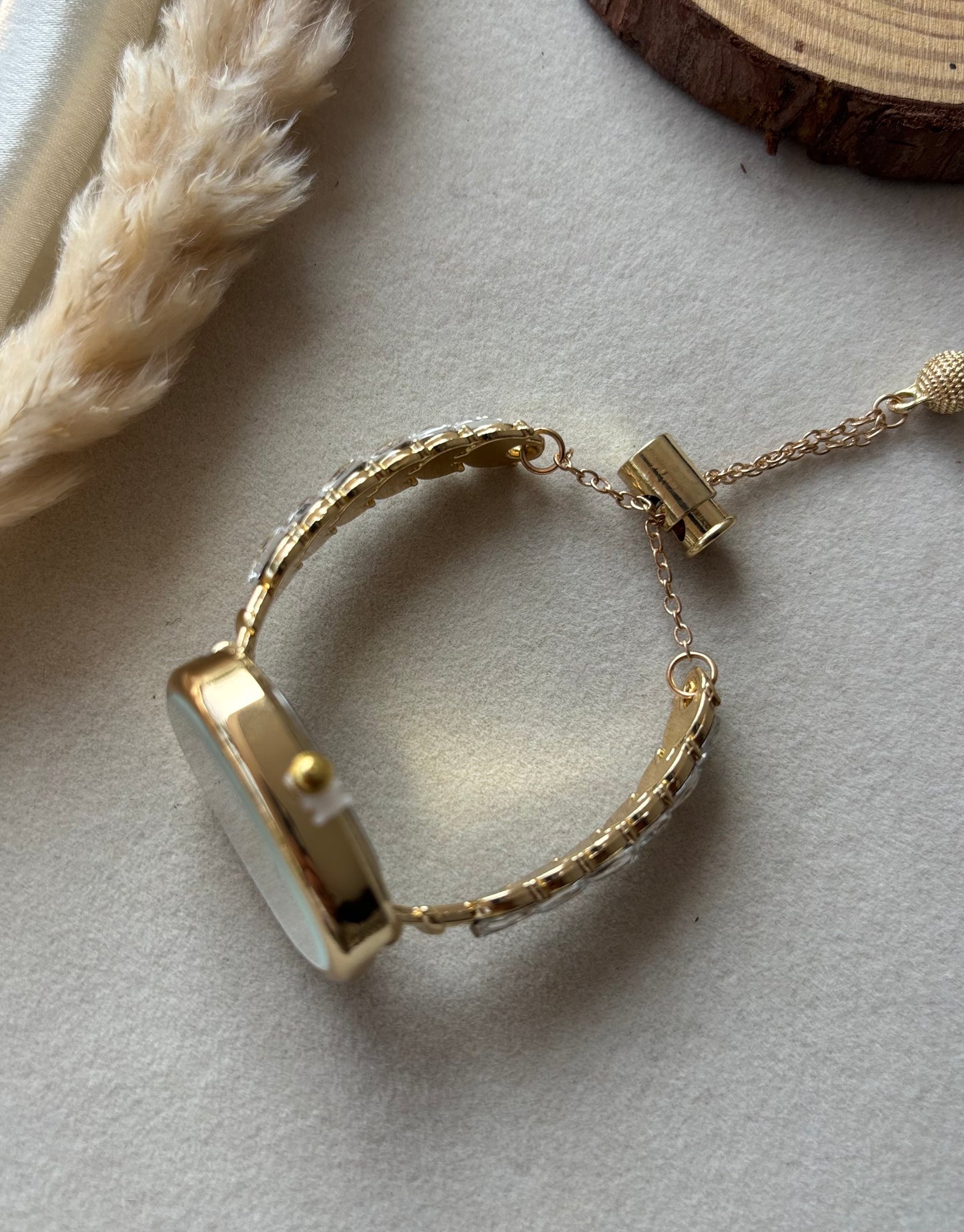 Adjustable bracelet stone watch