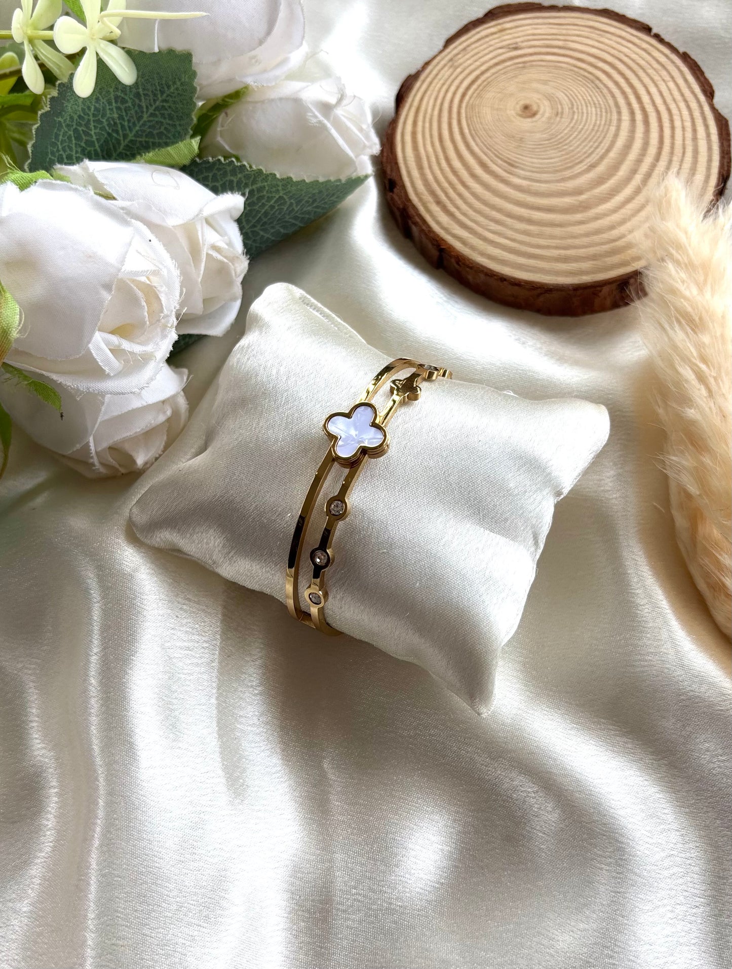 Anti tarnish gold plated openable bangle ( diameter 6cm )