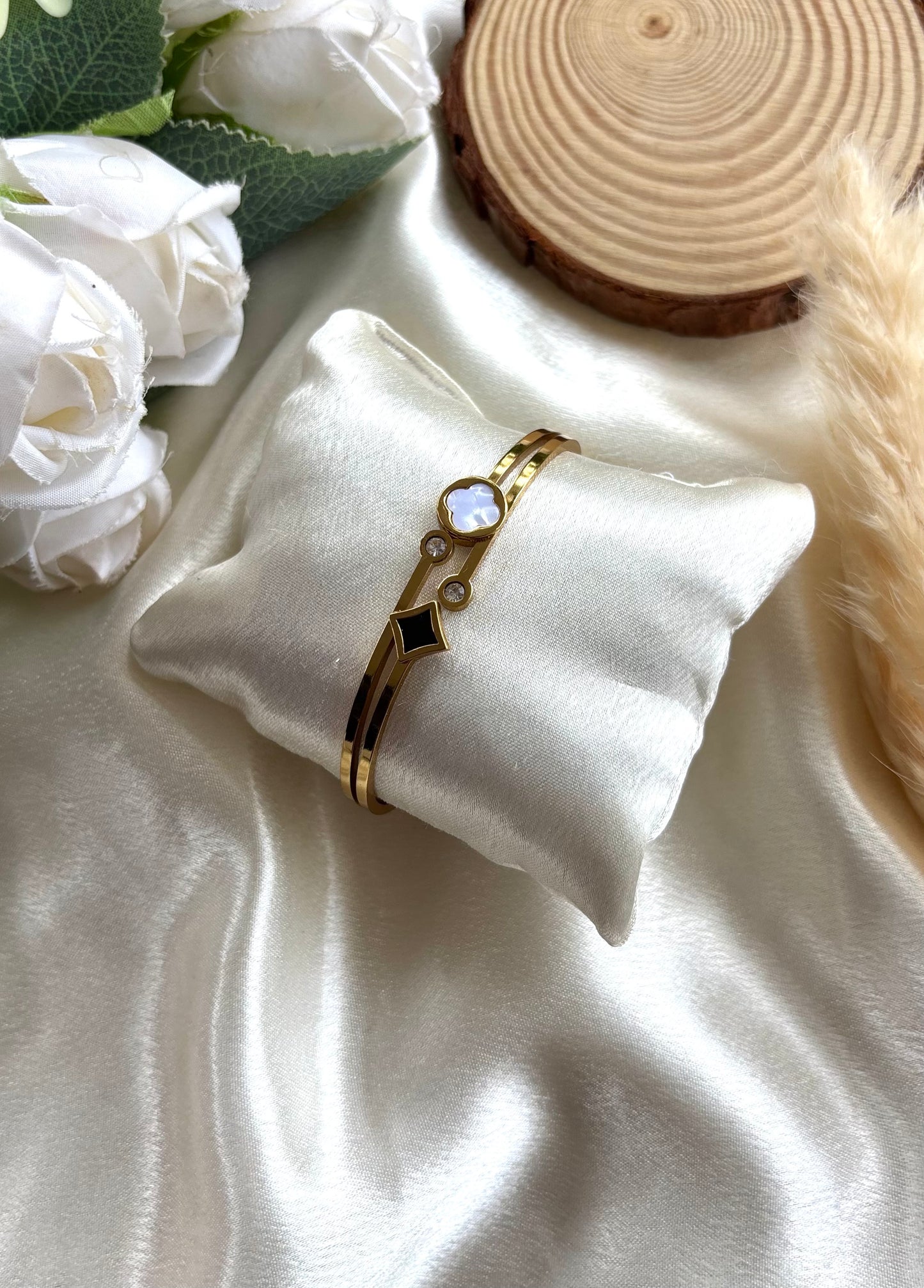 Anti tarnish gold plated openable bangle ( diameter 6cm )