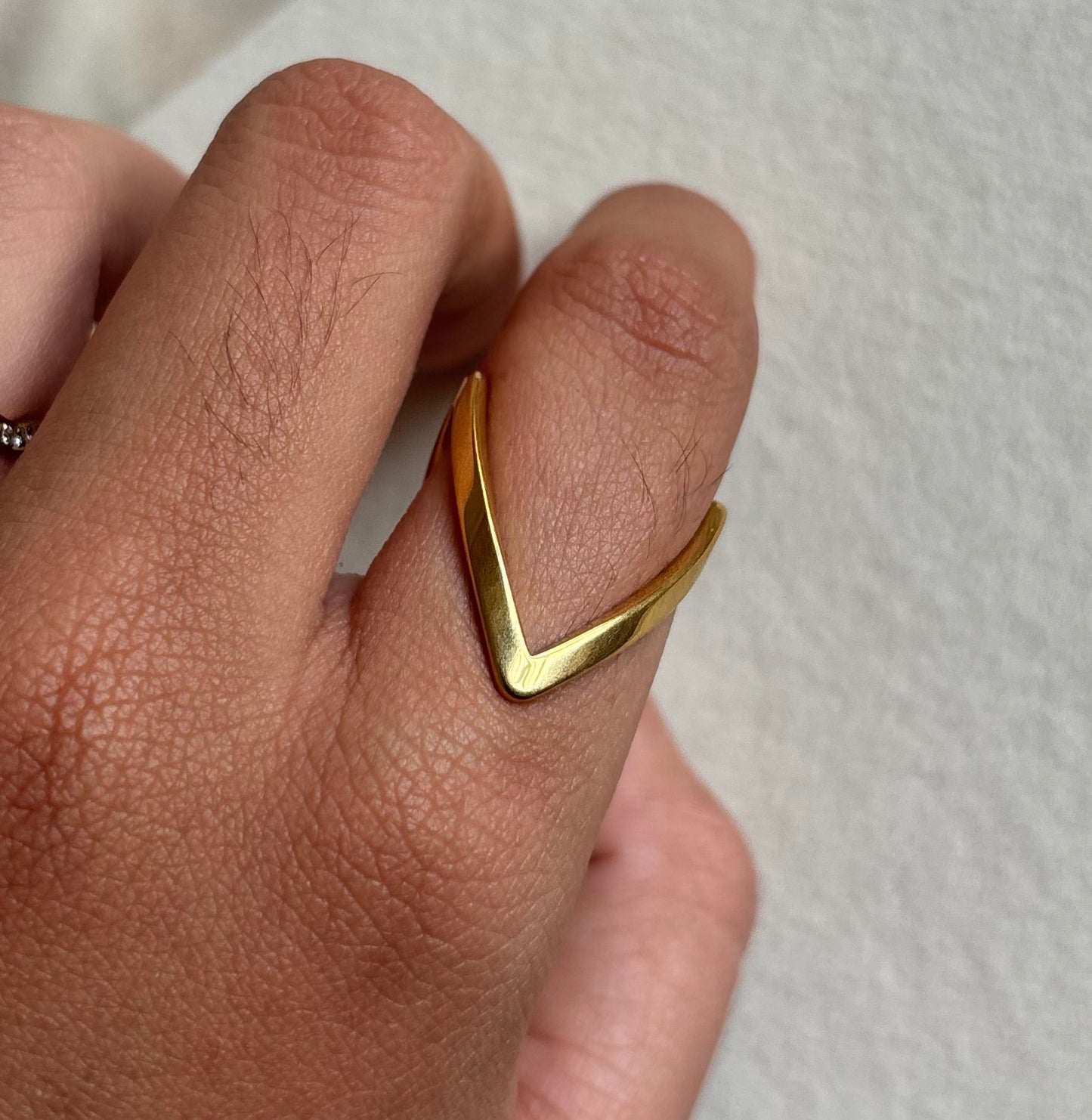 Anti tarnish gold plated v ring
