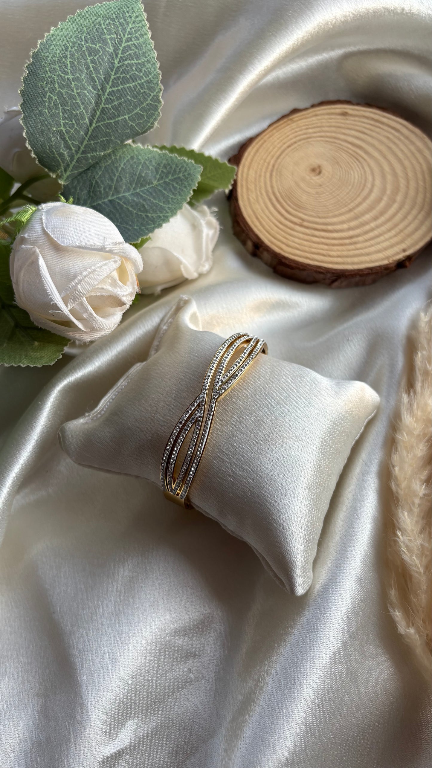 Anti tarnish gold plated bangle (diameter 6cm)
