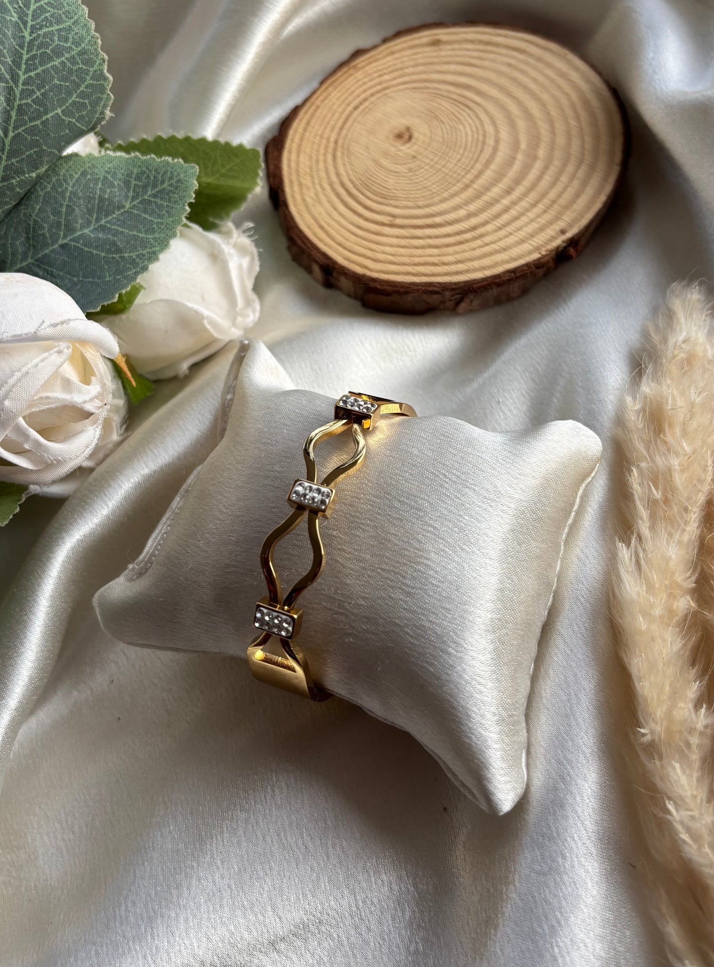 Anti tarnish gold plated bangle diameter 6 cm