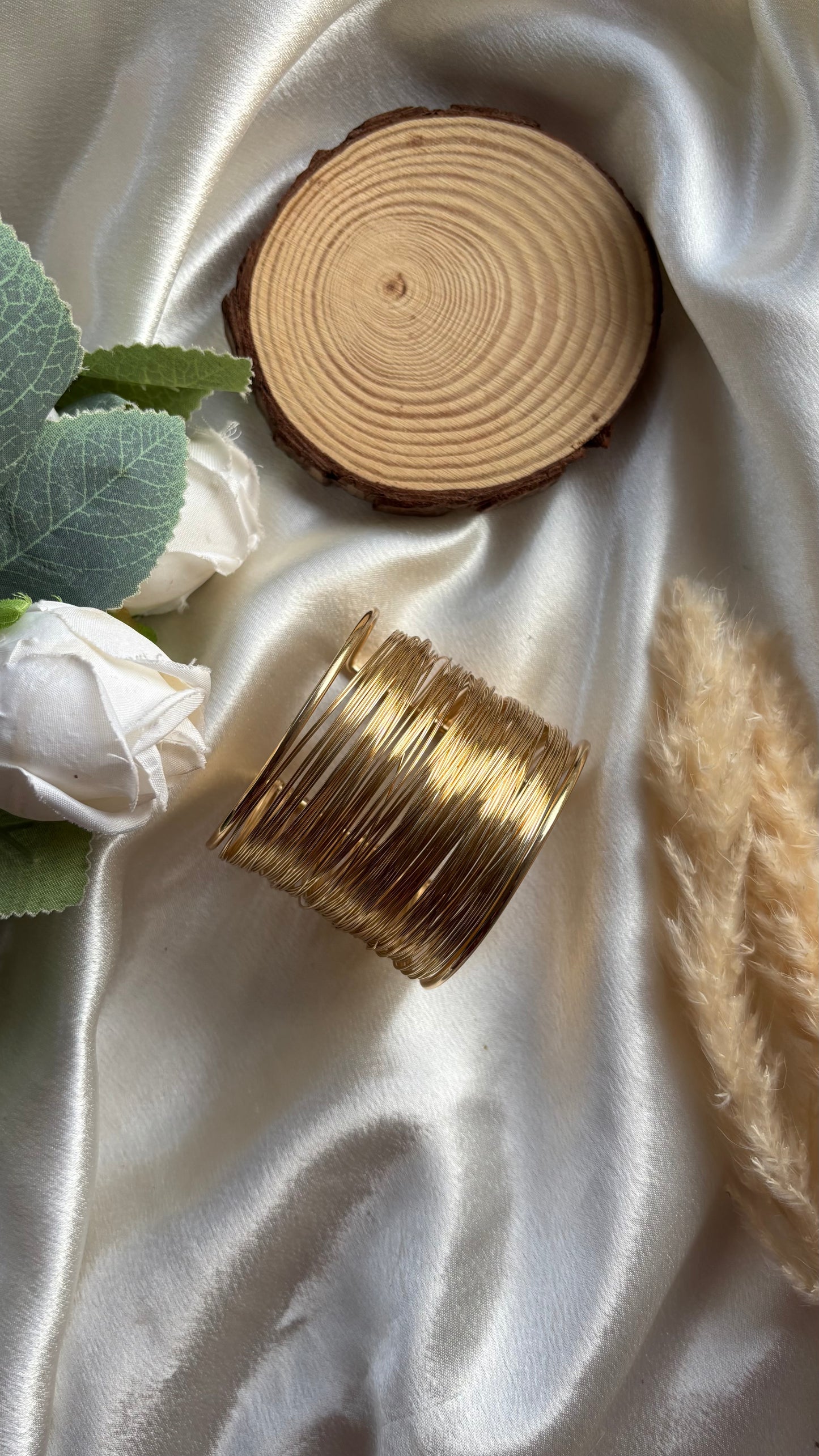 Cuff bangle adjustable