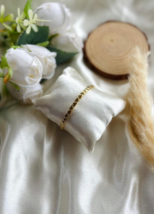 Anti tarnish gold plated zig zag stone bangle