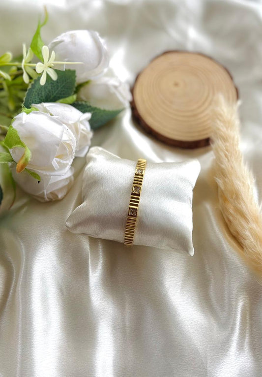Anti tarnish gold plated fluted bangle with stone