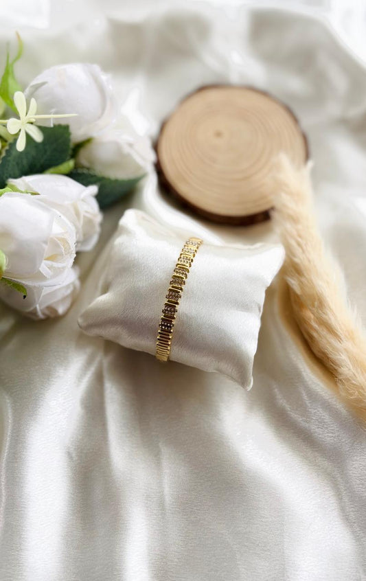 Anti tarnish gold plated fluted bangle with stone