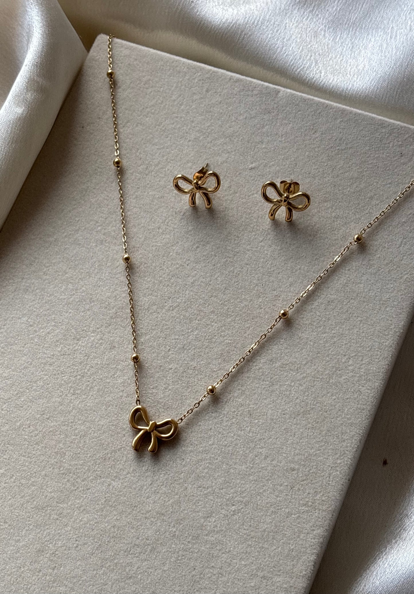 Anti tarnish gold plated bow pendant with earrings