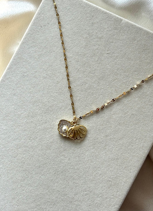 Anti tarnish gold plated shell pendant necklace