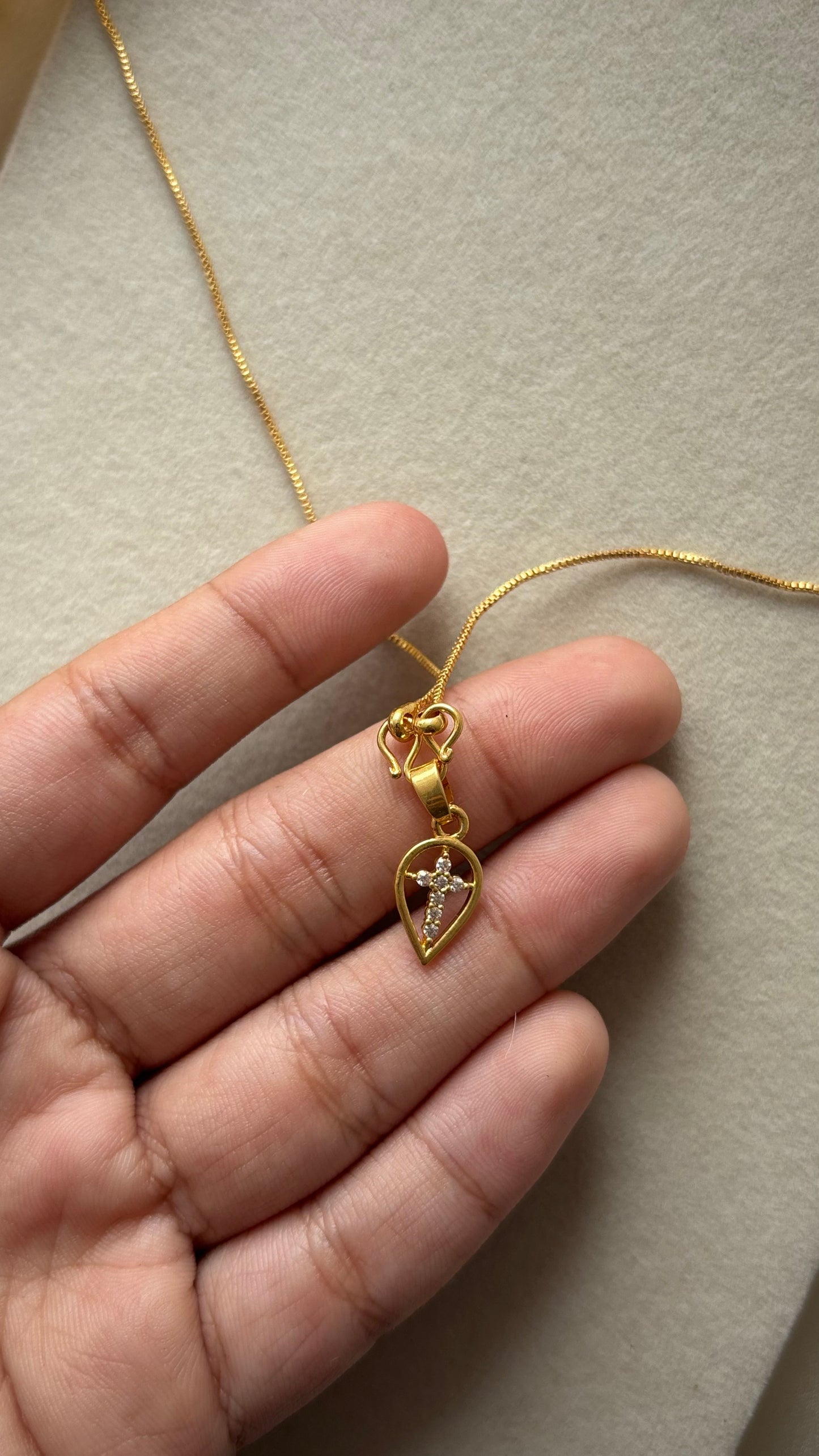 Anti tarnish gold plated cross stone pendent (8.5 inch) necklace