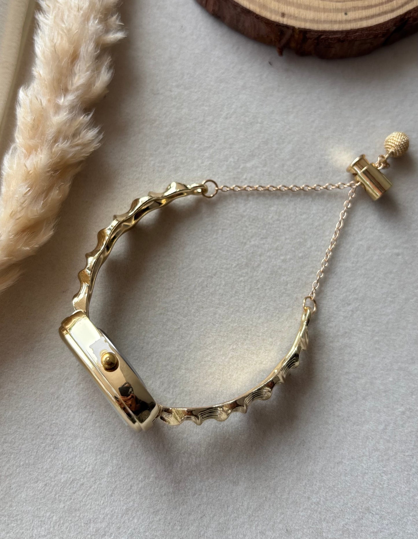 Adjustable bracelet watch