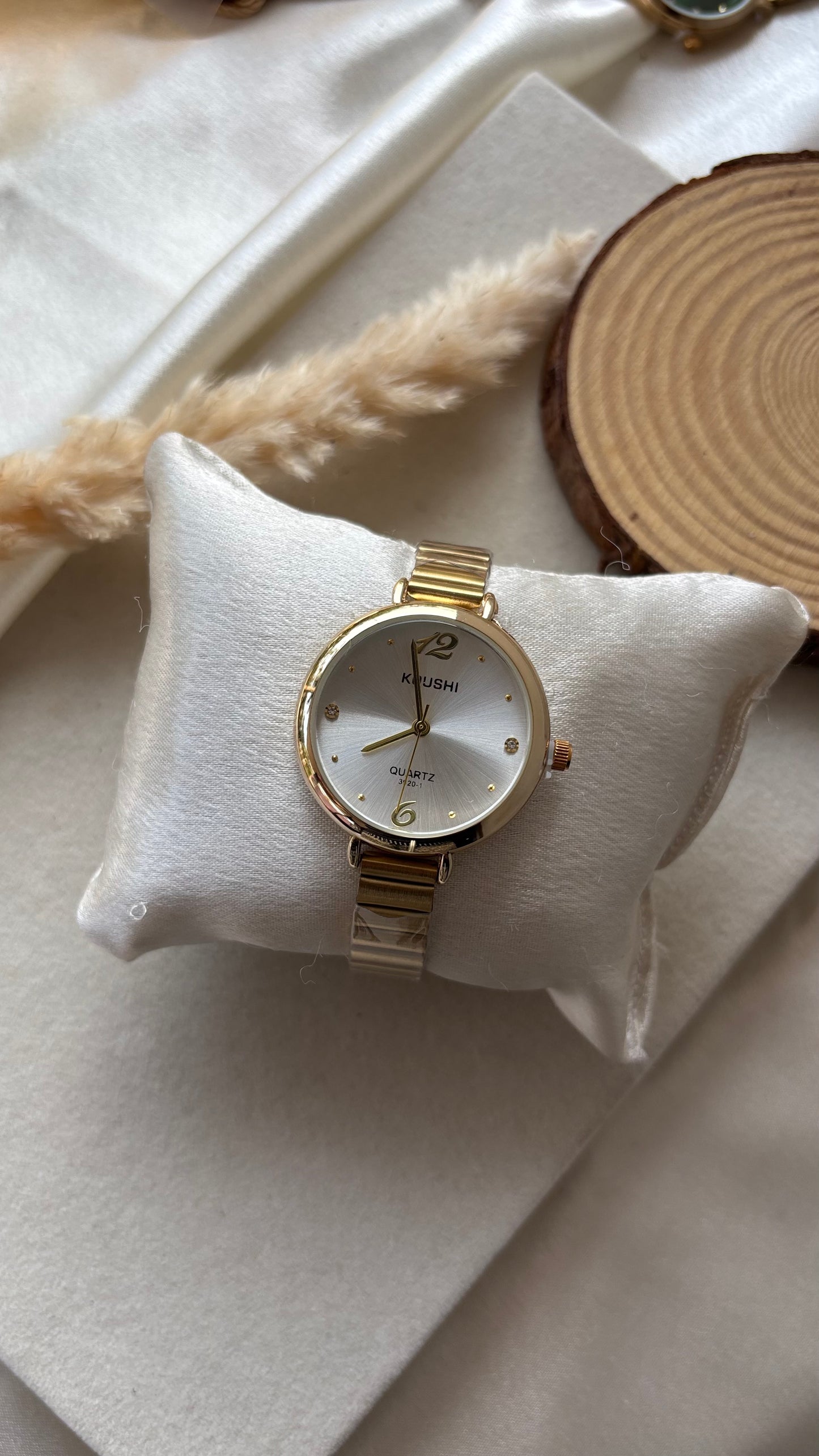 Premium round sinple and elegant watch