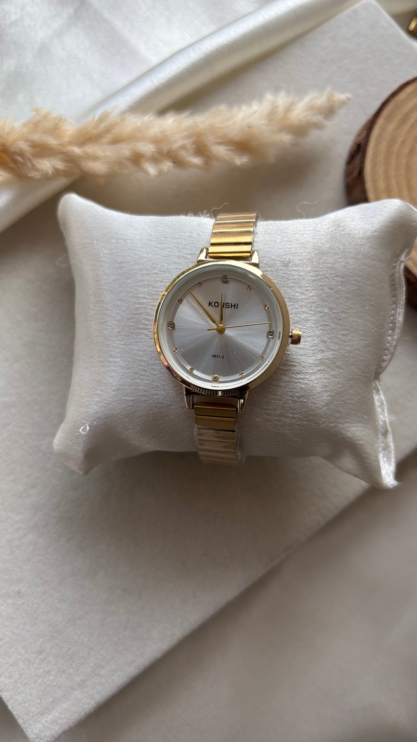 Premium round elegant watch