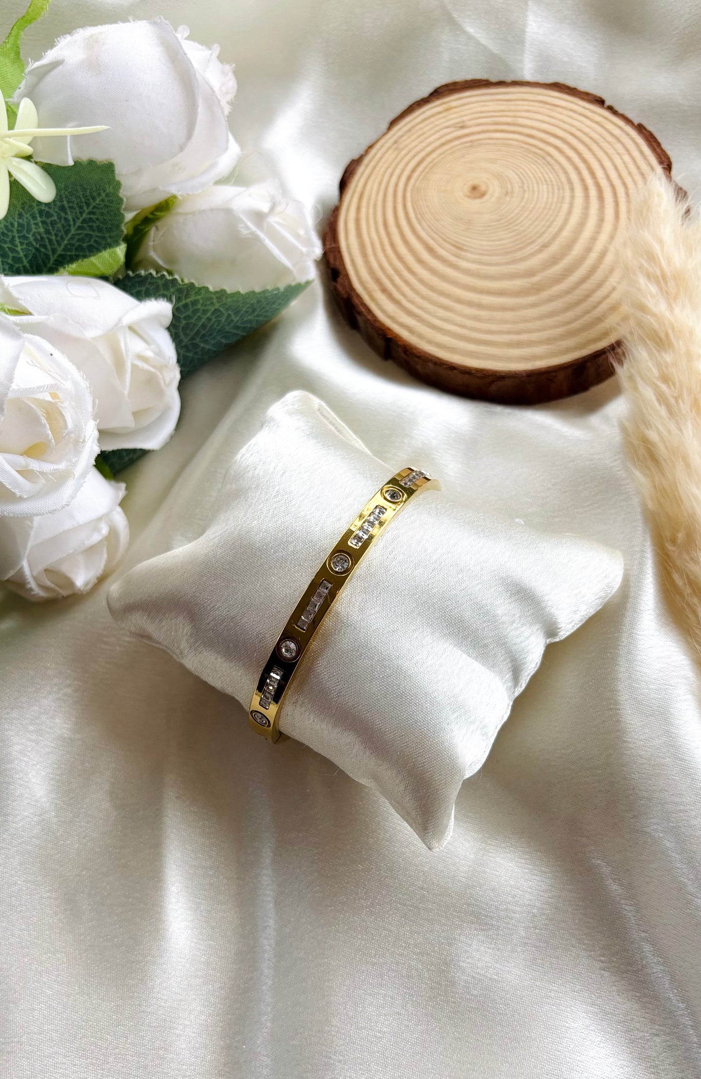 Anti tarnish gold plated openable bangle ( diameter 6 cm )