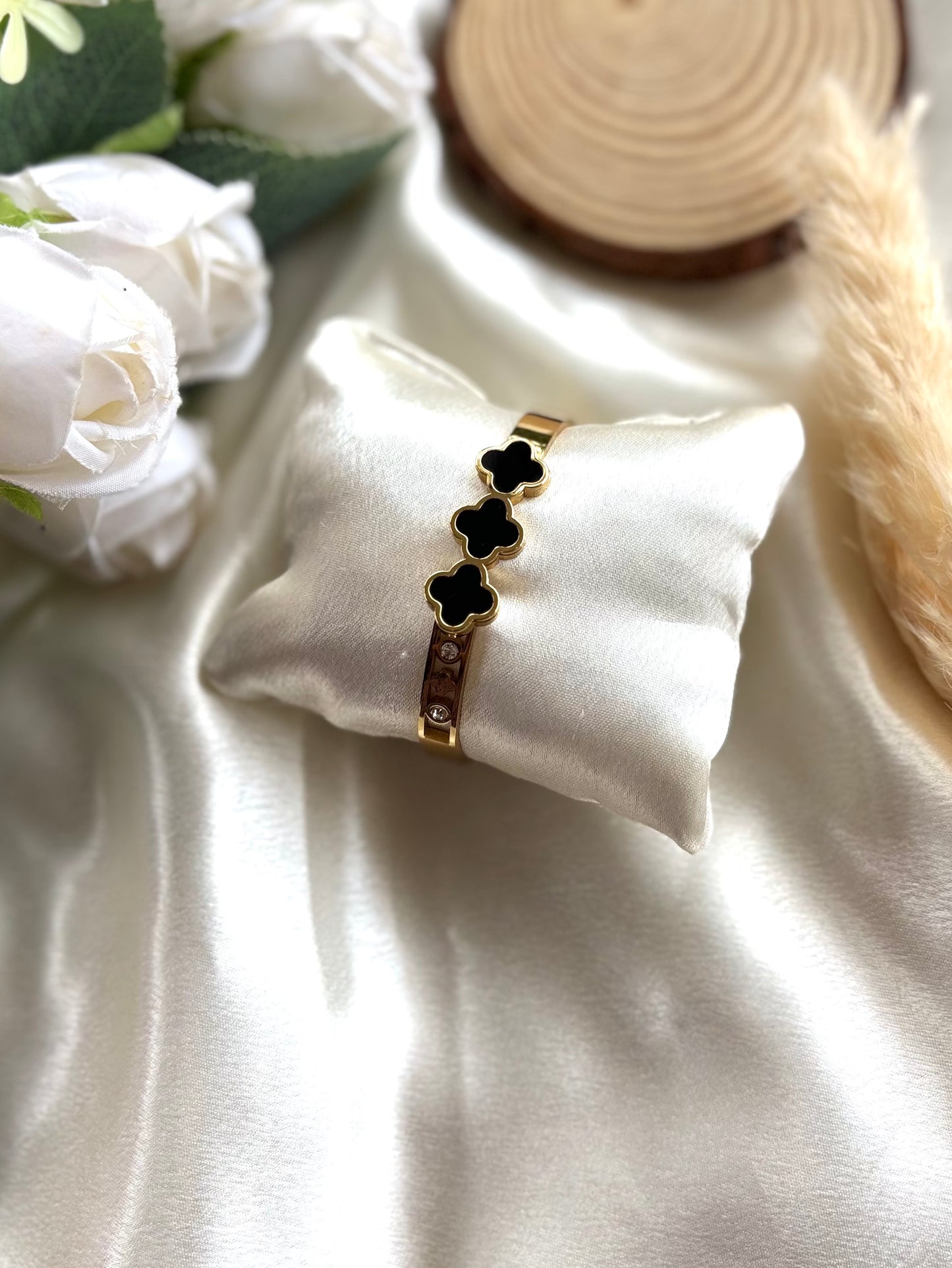 Anti tarnish gold plated openable bangle ( diameter 6cm )