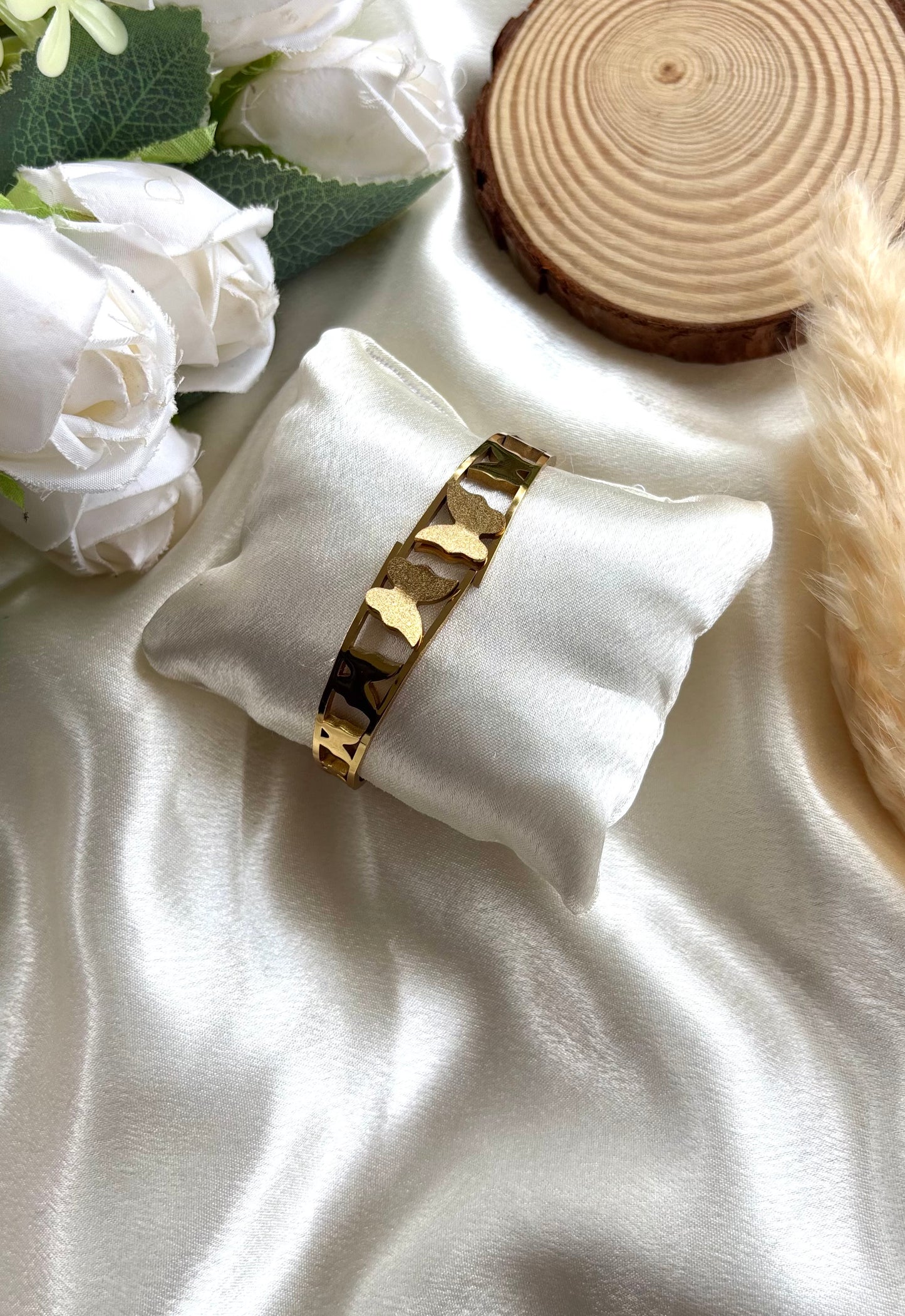 Anti tarnish gold plated openable bangle ( diameter 6.5 cm )