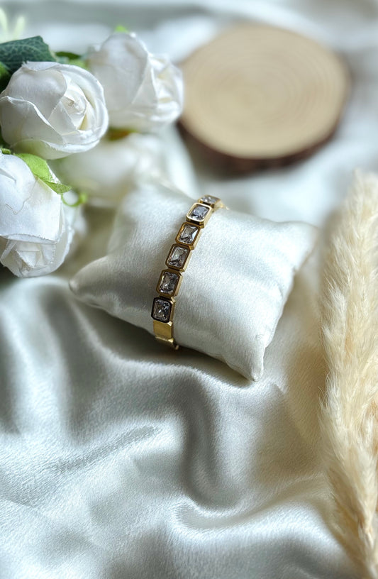 Anti tarnish gold plated openable  bangle ( diameter 6 cm )