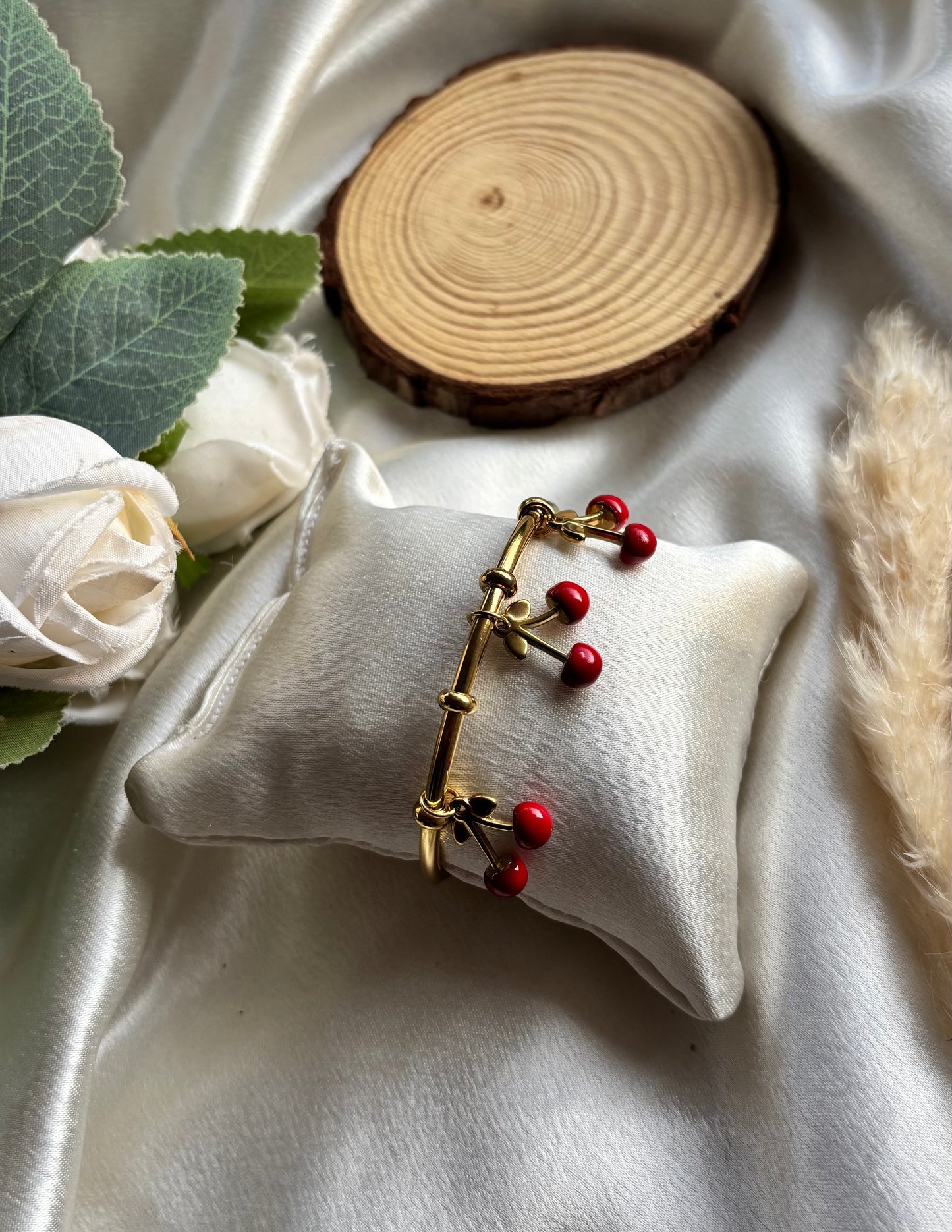 Anti tarnish gold plated bangle (diameter 6cm)