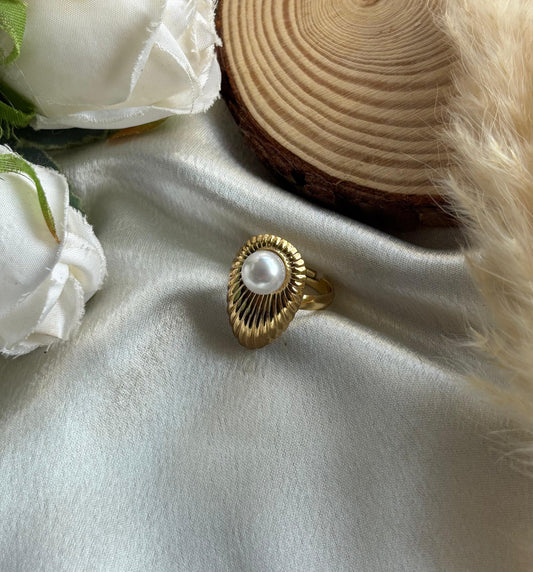 Ribbed pearl statement ring